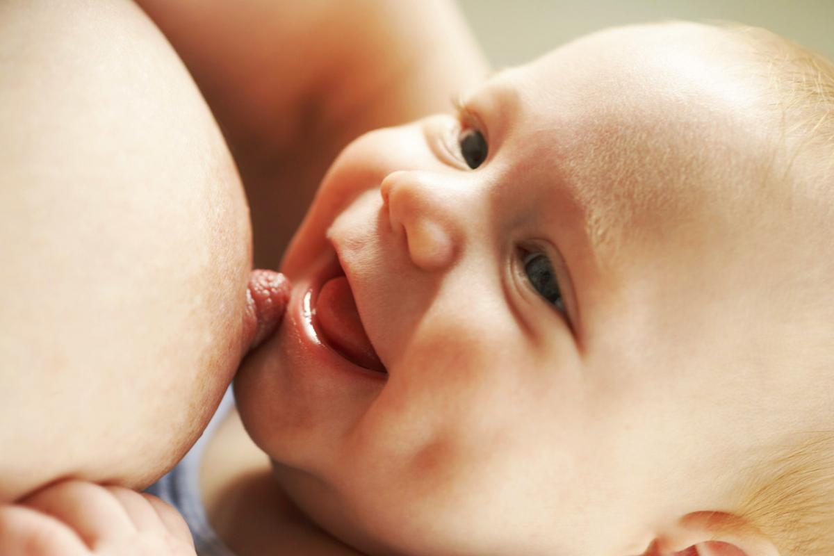 новорожденный жадно сосет грудь (120) фото