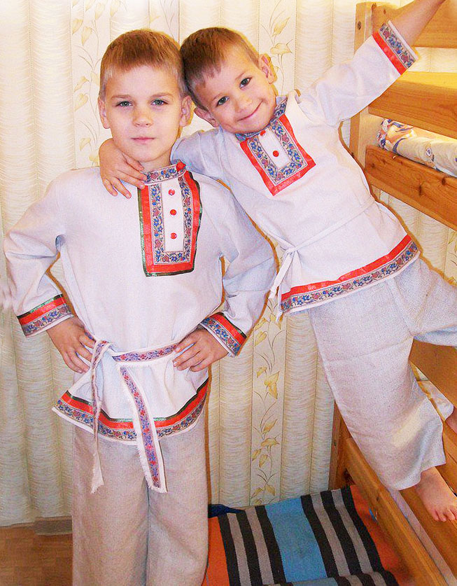 Мальчики в русских народных костюмах
