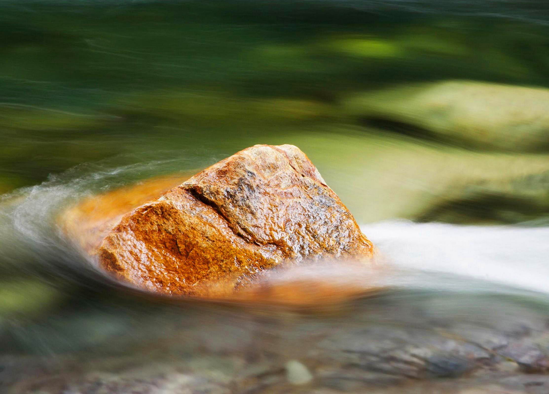 Wet stone. Камни в реке. Валун в воде. Камни в воде. Лежачий камень.